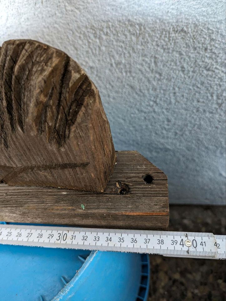 Holz Figuren Geländer Balkon in Hofbieber