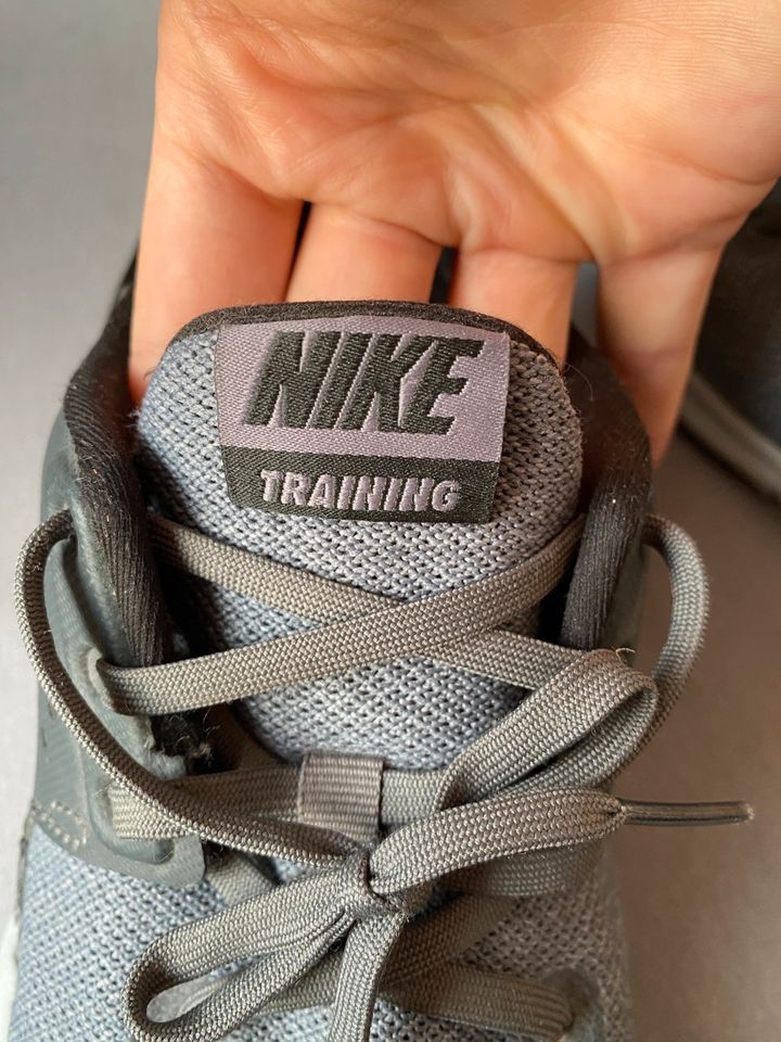 Nike sneaker Laufschuhe sportschuhe Training gr. 40,5 in Köln