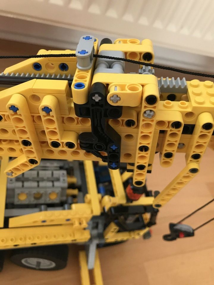 Lego Technic 8421 Kran groß gelb in Berlin