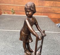 signierte Bronze Figur Mädchen auf Stuhl Bayern - Kaufering Vorschau