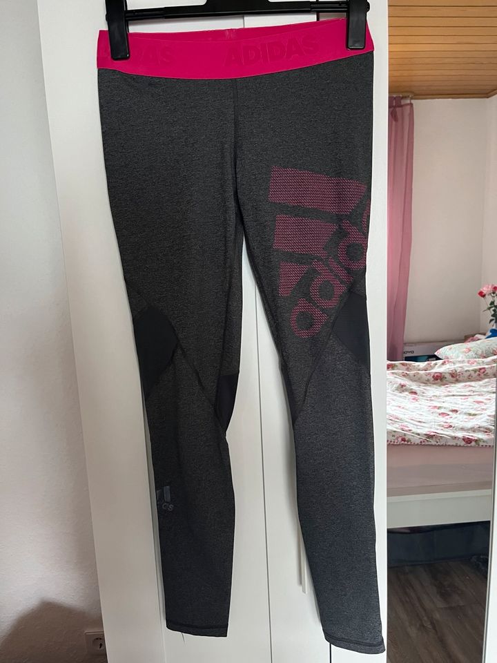 Verschiedene Adidas Sport Leggings Damen in Wettenberg