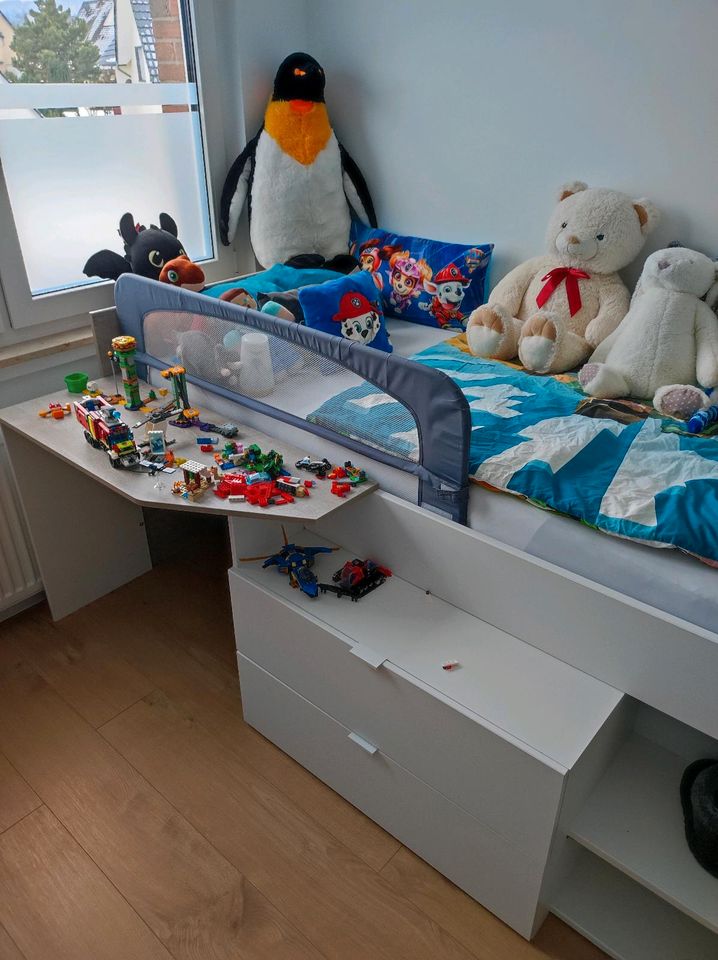 Kinderbett 90 x 200 mit Schreibtisch-Platte in Lage