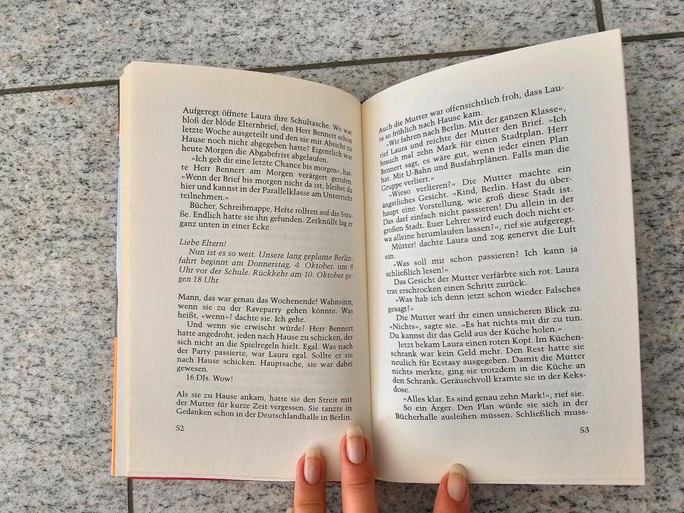 Wer lacht hat keine Ahnung Carolin Philipps Roman Buch Lektüre in Augsburg