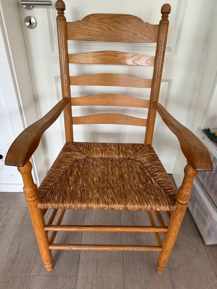 Handgefertigte Stühle 2x mit Lehne, 4x ohne Lehne in Meldorf