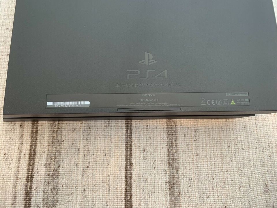 PlayStation PS4 inkl. 2 Controller und 12 Spiele in Drolshagen