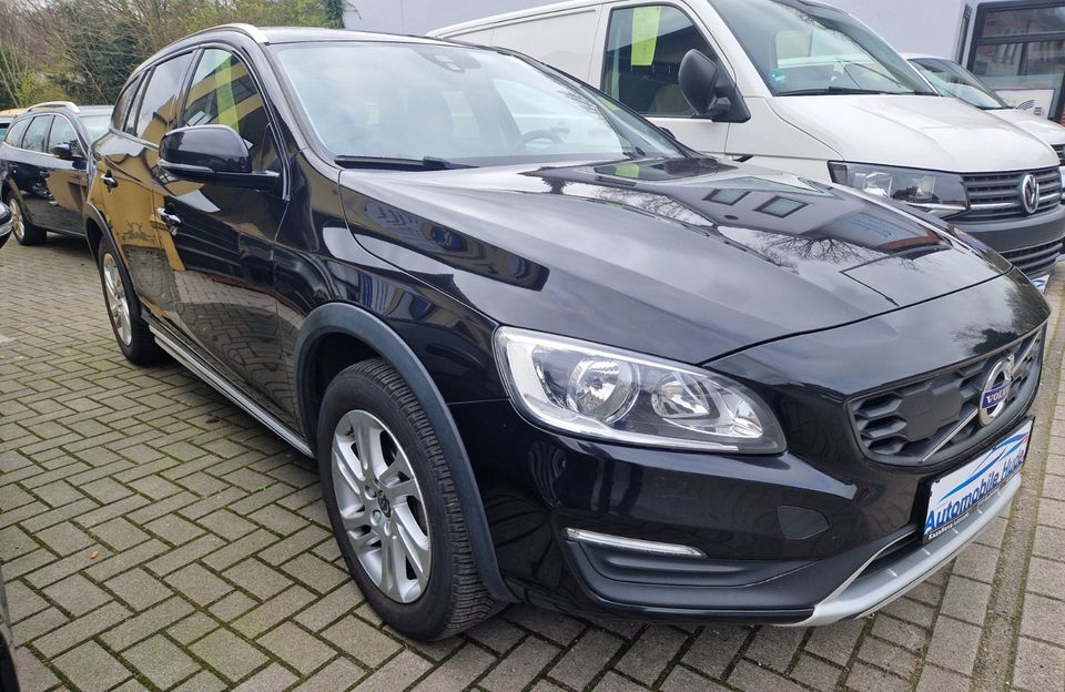 Volvo V60 Cross Country Plus Navi Leder PDC SHZ in Hude (Oldenburg)