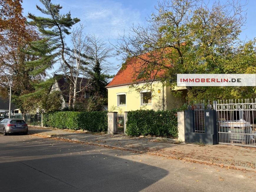IMMOBERLIN.DE - Kleines freistehendes Einfamilienhaus mit herrlicher Gartenidylle in familienfreundlicher Lage in Berlin