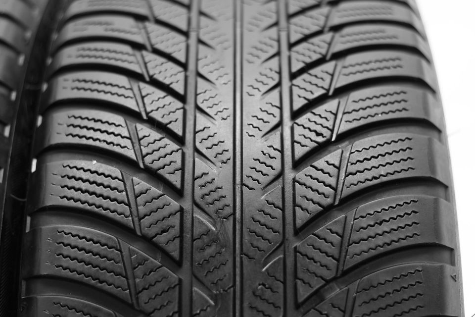 2 x 225/45 R18 91H Winterreifen Bridgestone M + S 5,1MM DOT20 in Brackenheim