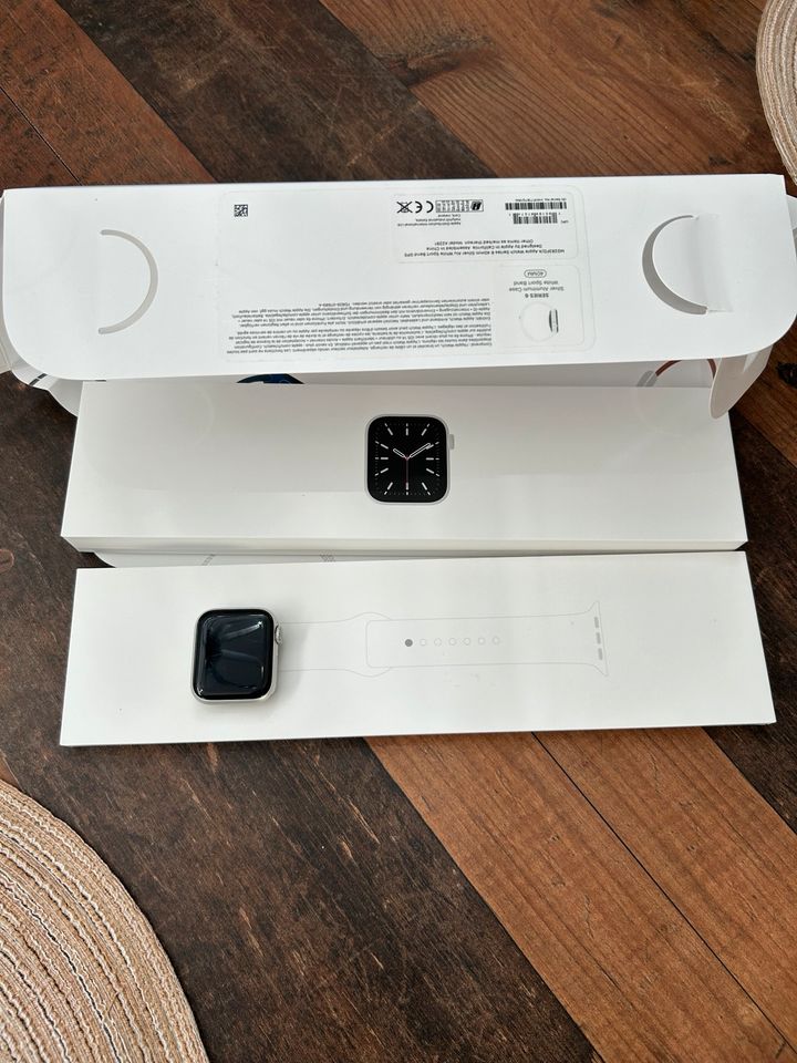 Apple Watch Series 6 40mm inkl. 5 Armbändern in Berlin