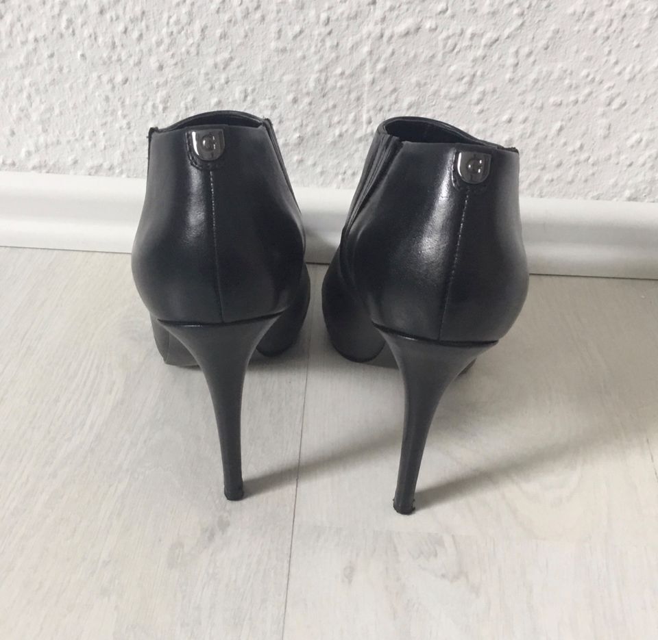 GUESS echt Leder Stiefeletten Stilettos Schwarz Gr. 37 Neuwertig in Essen