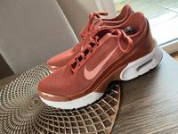 Nike Air Max Schuhe Sneaker Größe 37,5 sehr guter Zustand Nordrhein-Westfalen - Arnsberg Vorschau