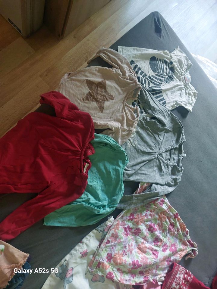 Kleiderpaket Mädchen grösse 86 über 100 Teile in Bremen