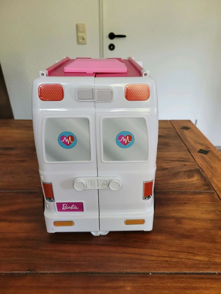 Barbie Krankenwagen mit Zubehör in Güster