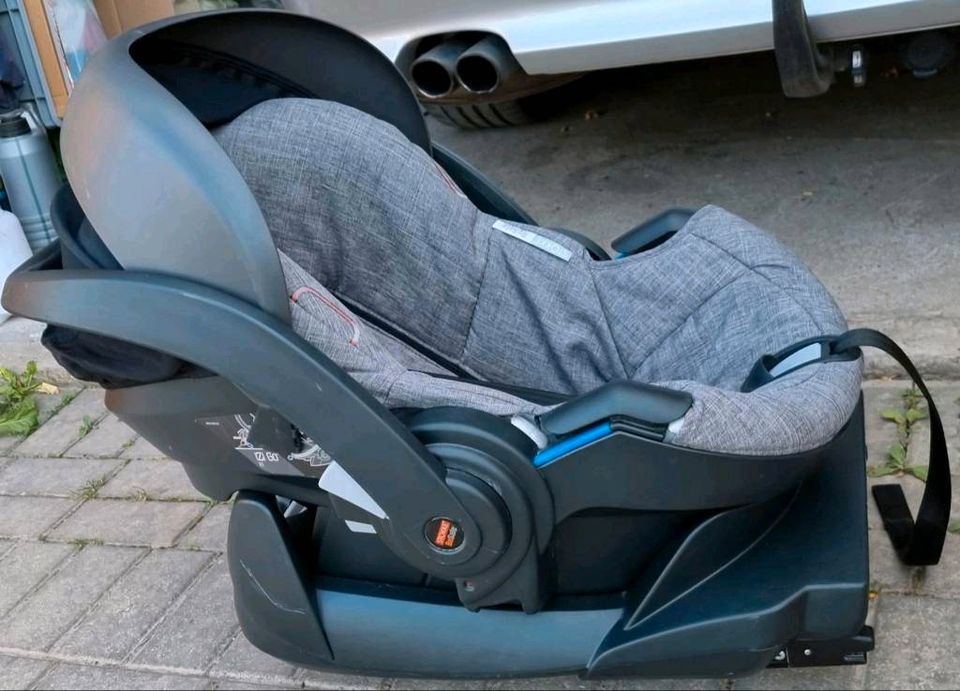 STOKKE BeSafe Schale + IZI GO İSOFİX Einfassung für Auto in Weil am Rhein