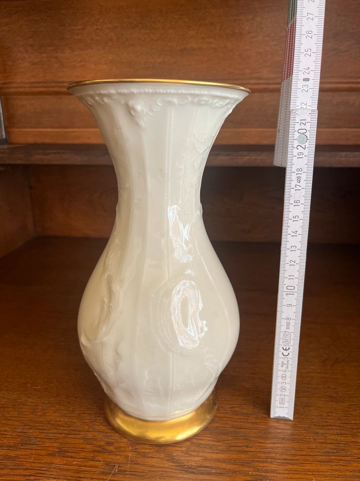 Rosenthal Vase weiß mit Relief und feinem Golddekor in Hamm