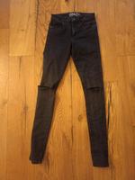 Sehr gut erhaltene only Jeans Röhre schwarz Knie offen Gr. 34 Hessen - Flieden Vorschau