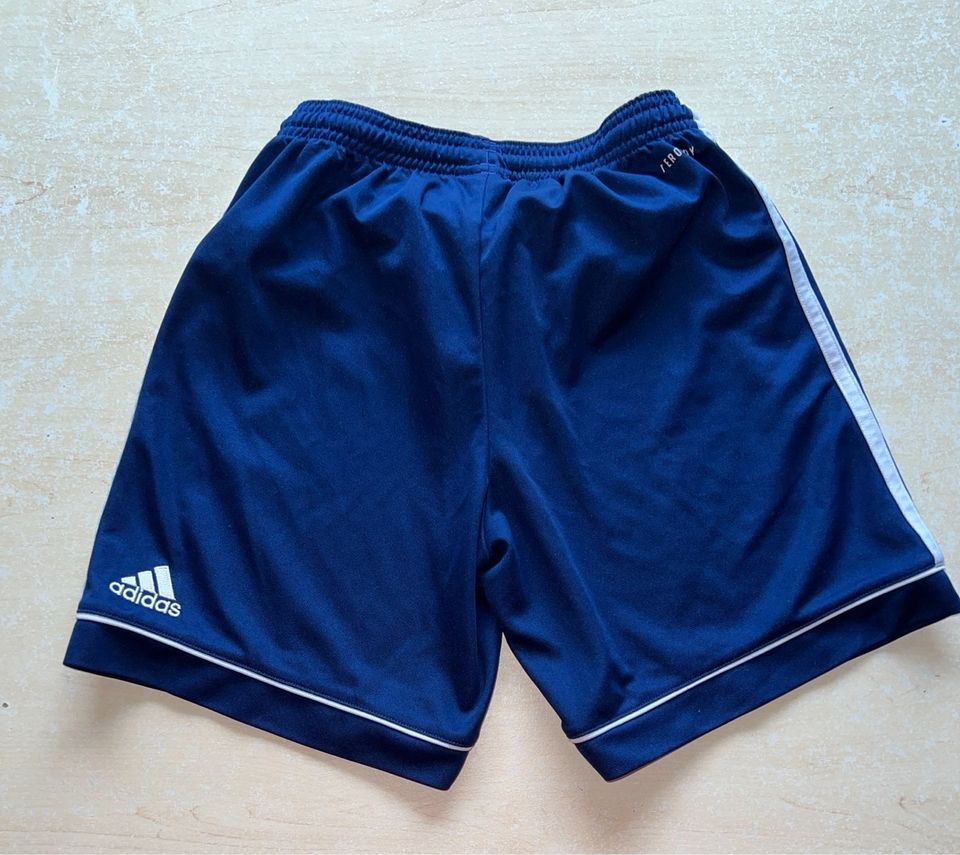 Kurze Hose Adidas in Lägerdorf