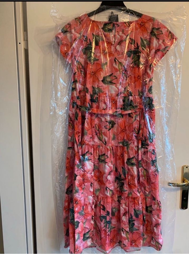 Kleid Sommerkleid mit Blumenmuster in Größe 40 / L Neu in Celle