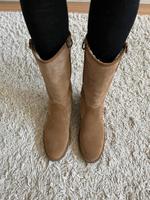 UGG Stiefel Wildleder chestnut hellbraun gefüttert Gr. 41 Niedersachsen - Sickte Vorschau