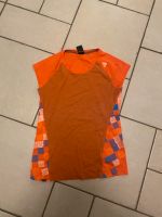 Ein rotes mit Muster Adidas Sport T-Shirt München - Schwabing-Freimann Vorschau