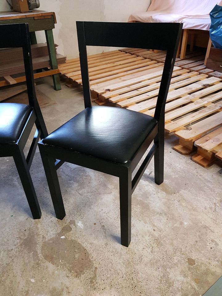 schwarze Stühle in Grimma