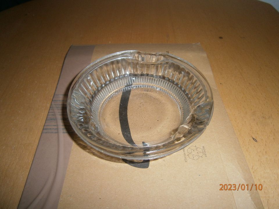 DDR Aschenbecher Glas rund ca. 12 cm Durchmesser, ca. 3,5 cm hoch in Lucka