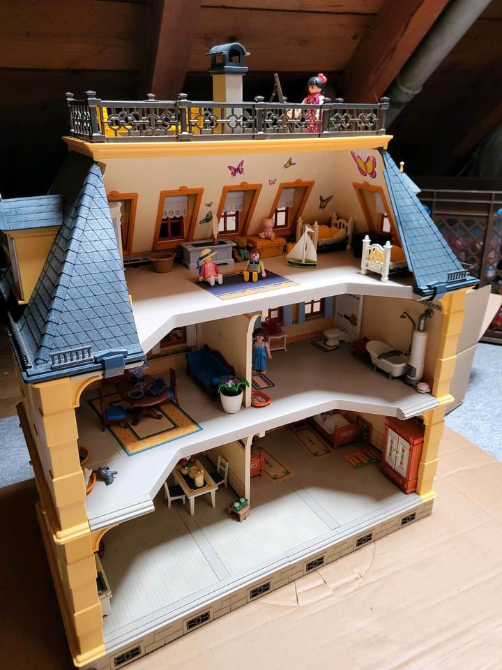 großes Playmobil Puppenhaus mit kompletter Einrichtung in Mainz