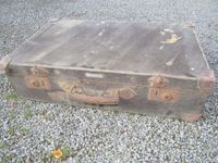 sehr alter Koffer aus "wetterfestem Material" Niedersachsen - Lüdersfeld Vorschau