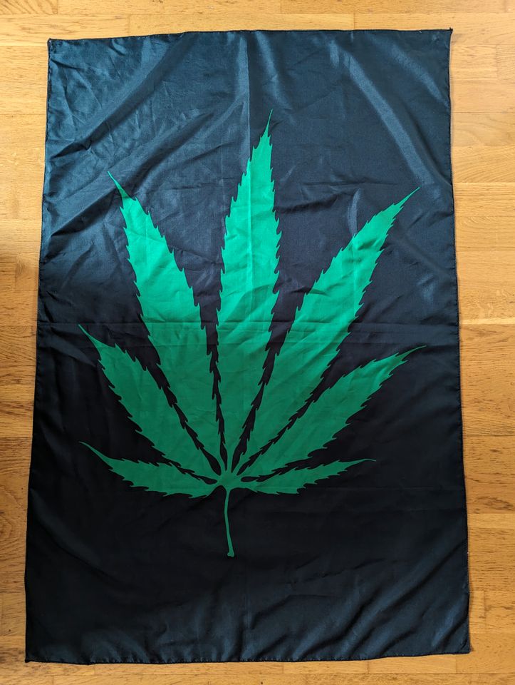 Bubatz / Gras / Weed / Cannabis Hanfblatt - Flagge 105 x 78 cm in Erlenbach am Main 