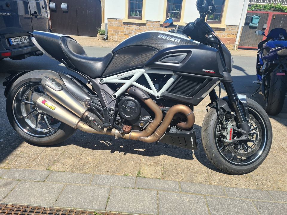 Ducati Diavel Carbon Star White in Pommelsbrunn