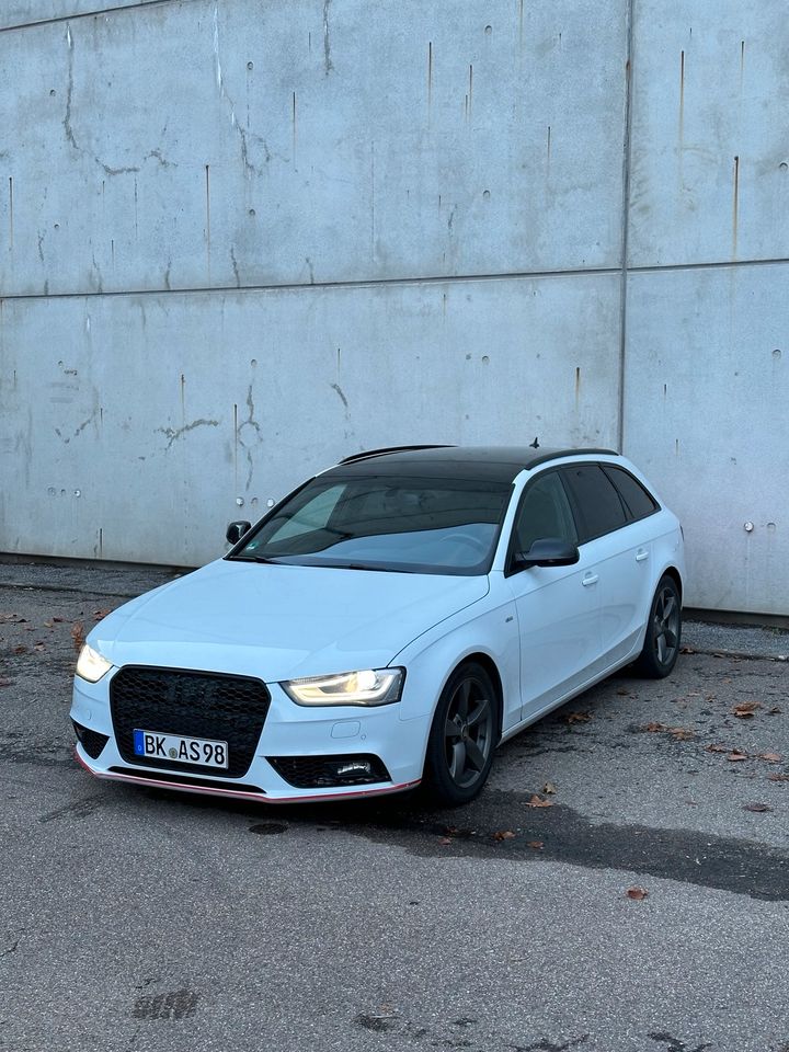 Audi A4 B8 2.0 TDI Avant - quattro - S Line in Burgstetten