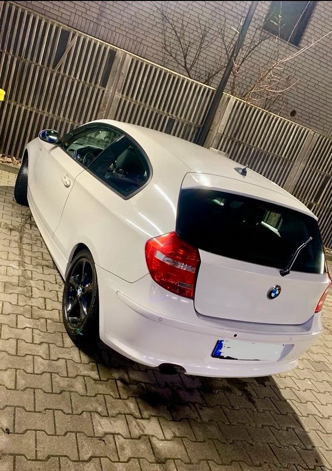BMW 118i 1er, M-Ausstattung innen + Sportfahrwerk, weiß in Bielefeld