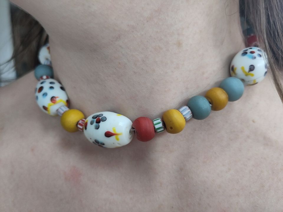 Farbenfrohe Halskette, weiße größere Steine, Schmuck, Blumen in Bad Boll
