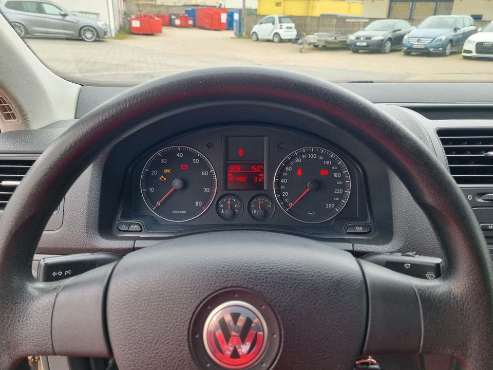 VW Jetta 1.6 LPG Golf Stufenheck in Köln