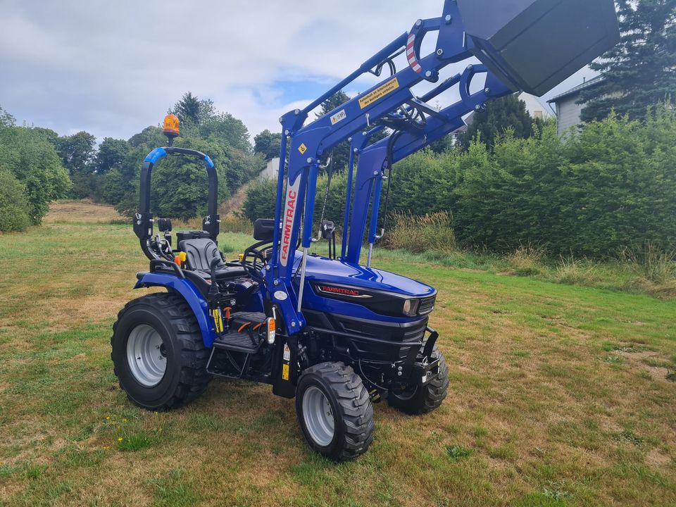 Kleintraktor Farmtrac 26 Hydrostat +Frontlader+Industriereifen in Arzfeld