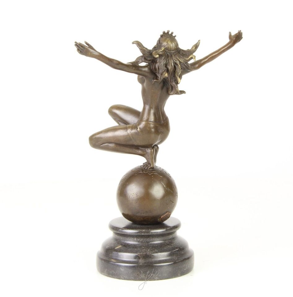 schöne Bronzeskulptur nackte Frau auf der Weltkugel in Centrum