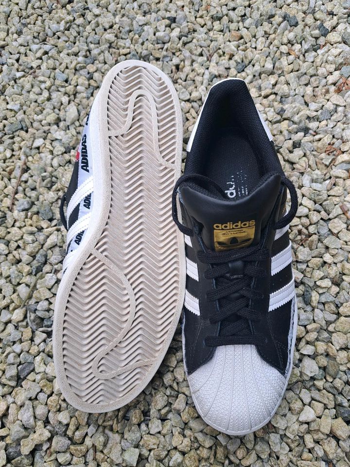 Adidas Superstar Gr. 44 US10 Black Graphic TOP in Berlin