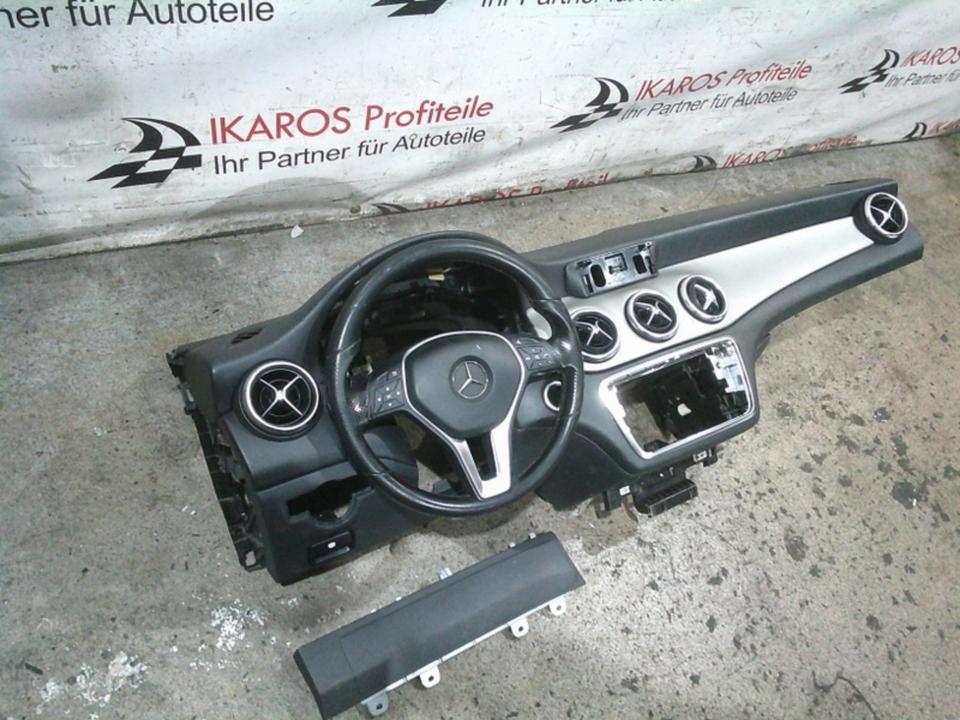 Mercedes CLA W117 GLA X156 Armaturenbrett Lenkrad Dashboard in Bruchsal