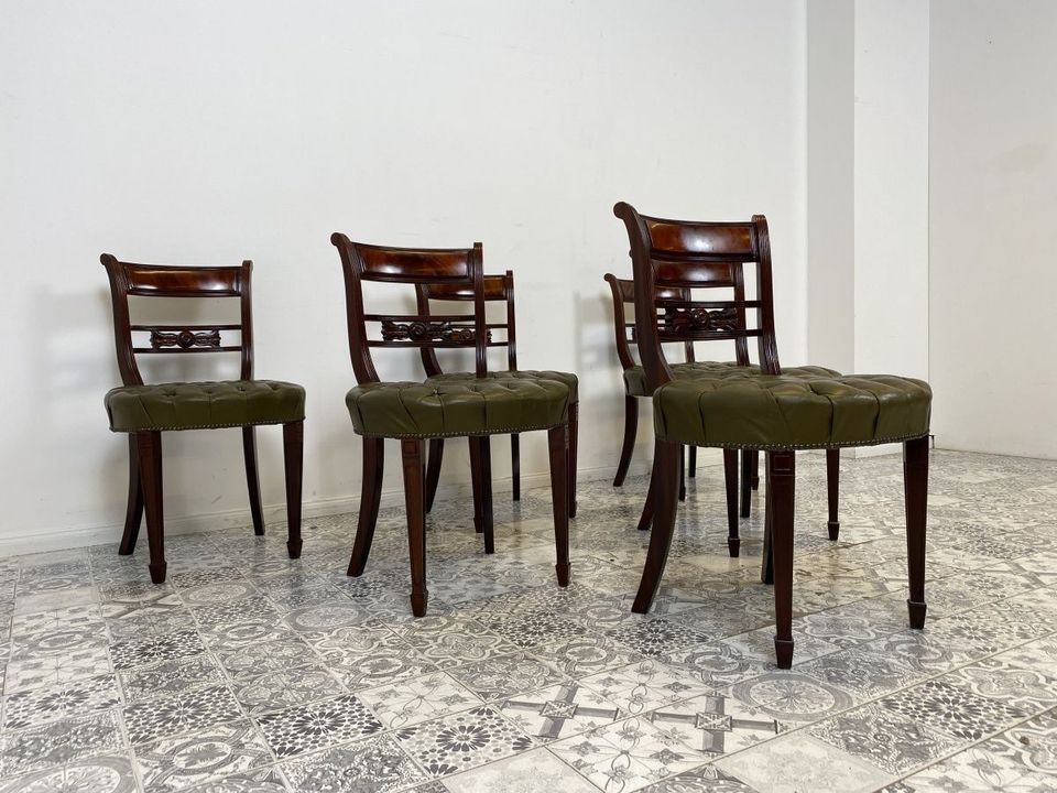 WMK Set aus 6 hochwertigen & gut erhaltenen Stilmöbel Esszimmerstühlen von Anno Domini im englischen Stil mit gesteppten Echtledersitzen # Stühle Küchenstühle Lederstühle Chesterfield Vintage Retro in Berlin