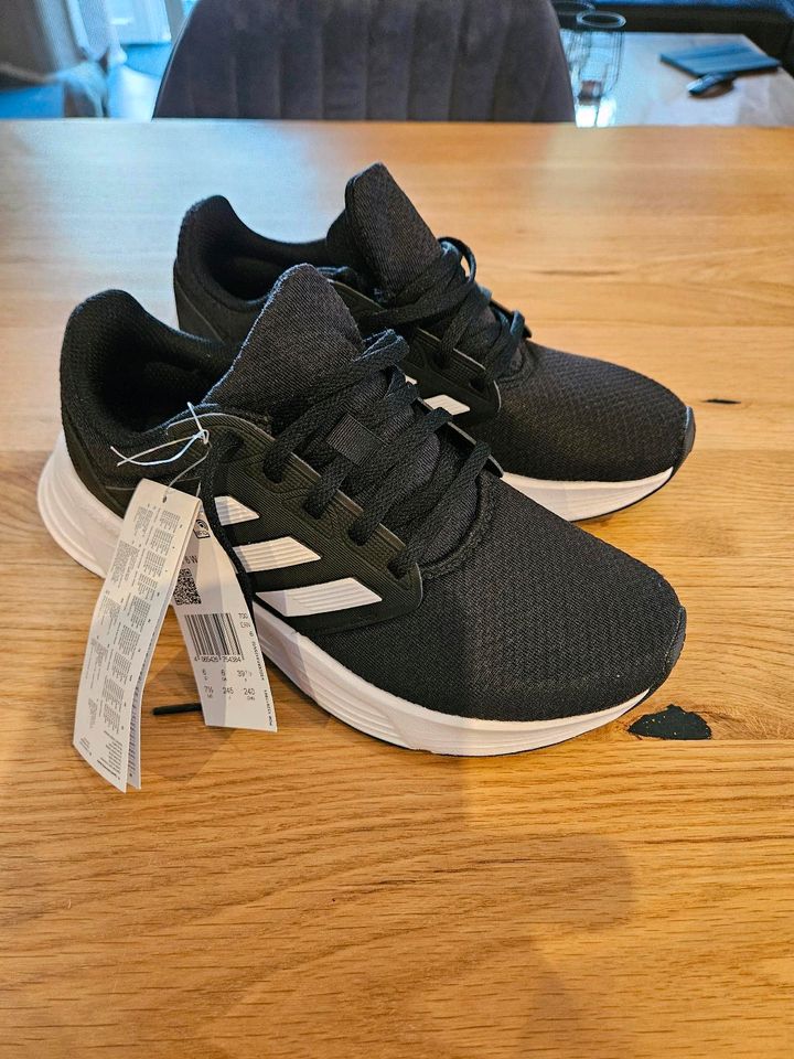 Neue Damen Adidas Laufschuhe zu verkaufen in Uelsen