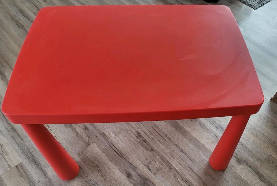 Ikea Mammut Kindertisch plus ein hocker wie neu in Solingen