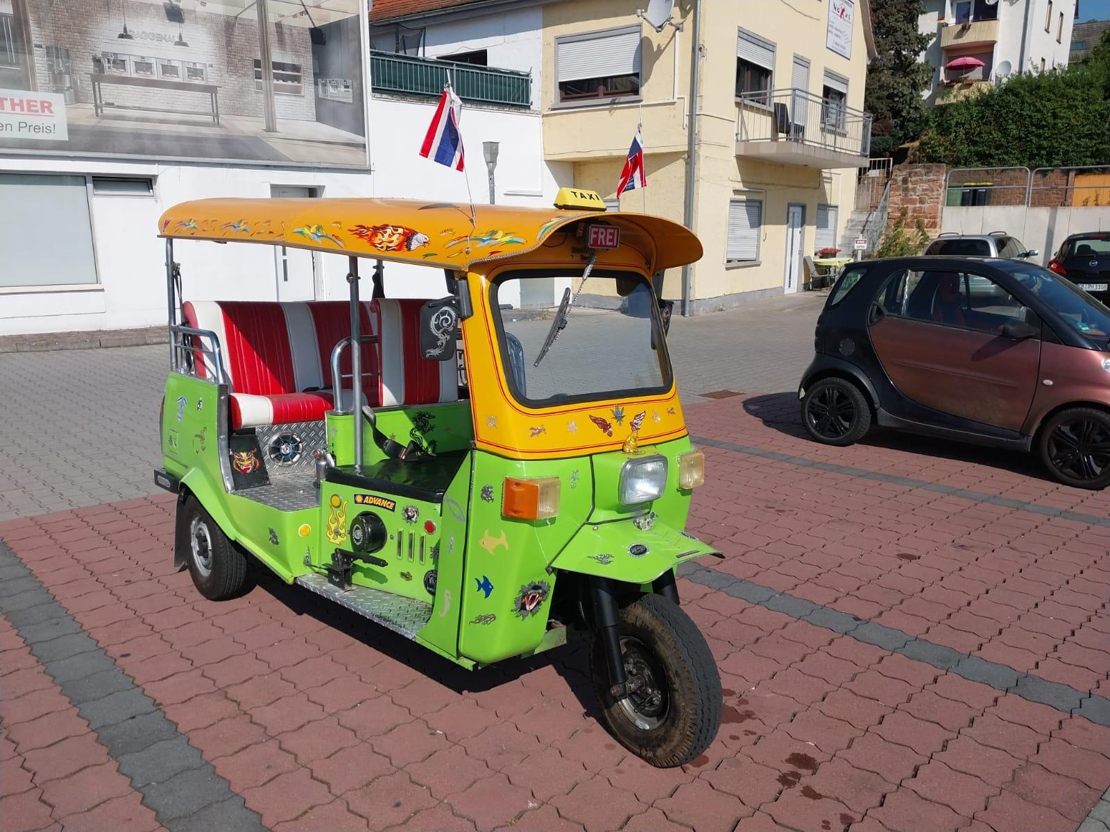 Abbildung des Autos Tuk Tuk mit deutscher Zu…