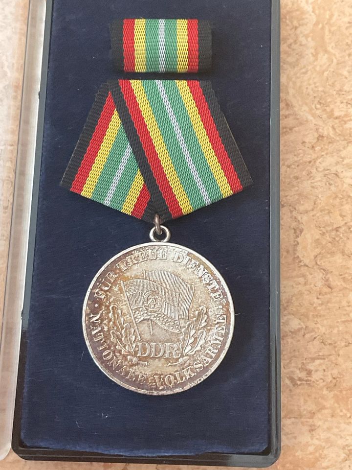 DDR Medaille / Orden / Abzeichen "Für Treue Dienste" NVA in Berlin