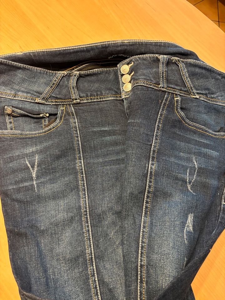 2 Jeans Hosen zu verkaufen in Nienburg (Weser)