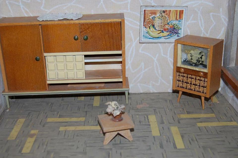 DDR Spielzeug Puppenstube Haus 2-Zimmer Möbel Zubehör 72x24cm in Altenburg