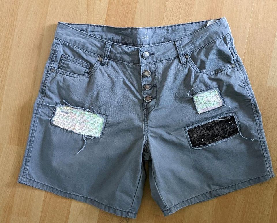 Shorts * grau * 38 * geknöpft * Pailletten * kurze Hose in Enger