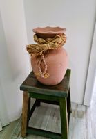 Terracotta Vase mit Bast - Verzierung Berlin - Pankow Vorschau