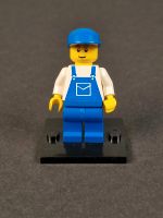 LEGO Figur Minifigur Paketbote mit blauem Cap Berlin - Köpenick Vorschau