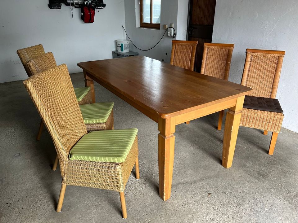 Holztisch mit verschiedenen Stühlen inkl. Sitzkissen in Hohenwart