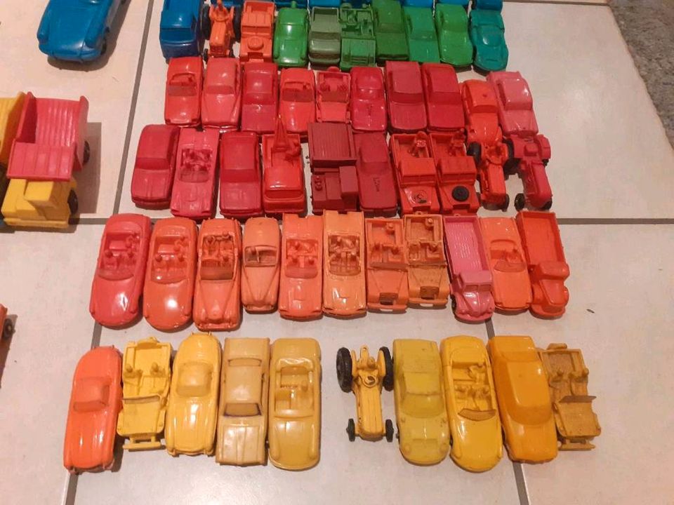 Alte Tomte, Venyl Toys Gummiautos aus den 60er Jahren in Wesseling